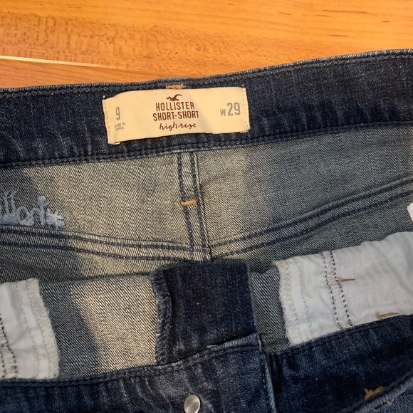 Holister shorts with beach words stitched on - Picture 3 of 3